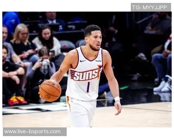 带伤作战的布克在球队中的无私奉献让人难以用言语形容其巨大贡献